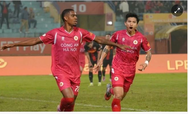 Văn Hậu ăn mừng bàn thắng cùng Alan